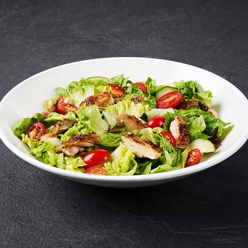 Qızardılmış toyuq salatı